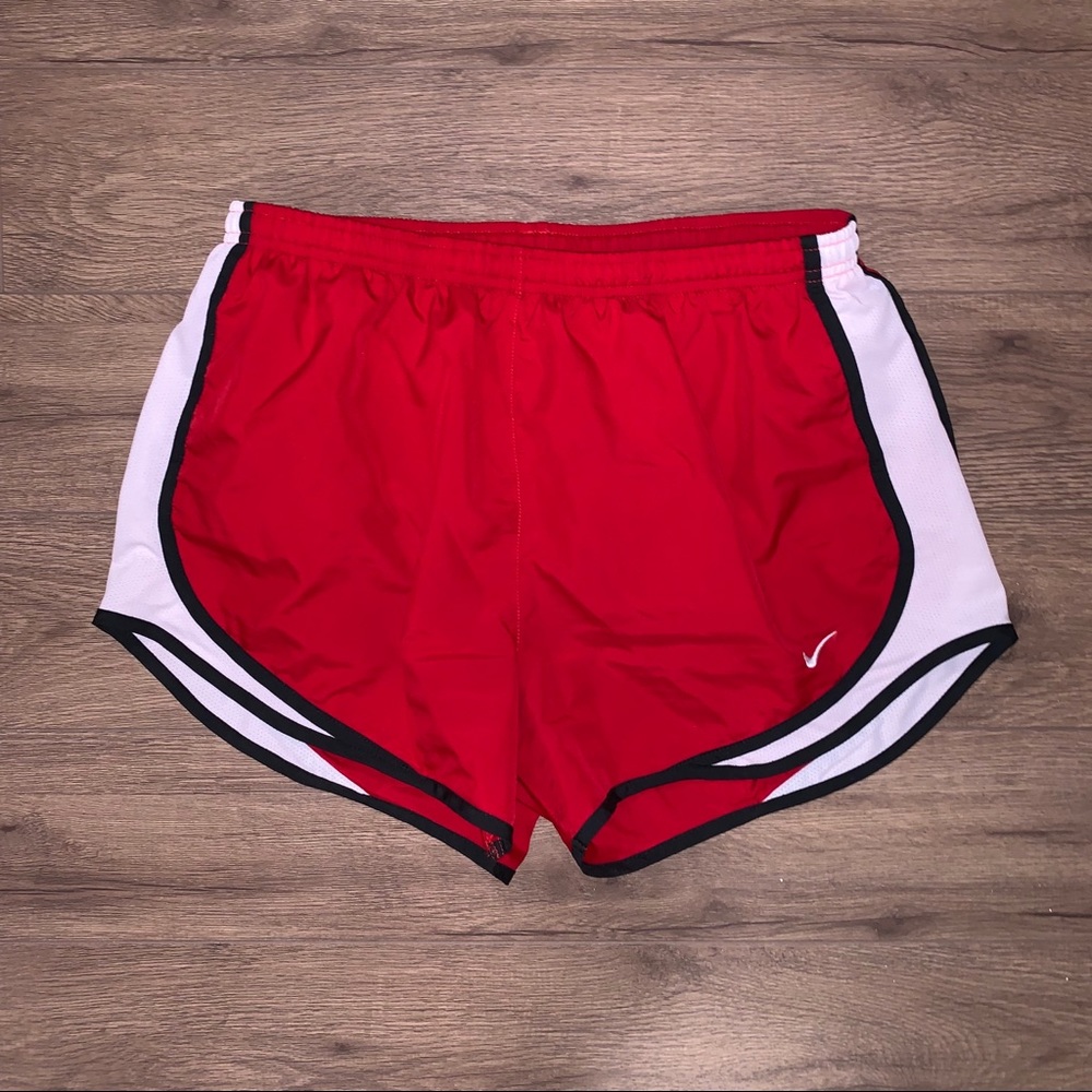 RED NIKE SHORTS💫